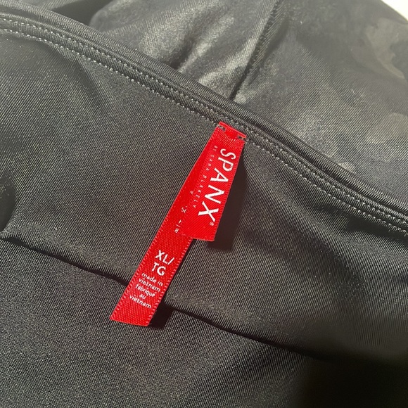 Spanx Faux Leather Camo Leggings in Matte Black Camo XL Shapewear - Picture 6 of 10